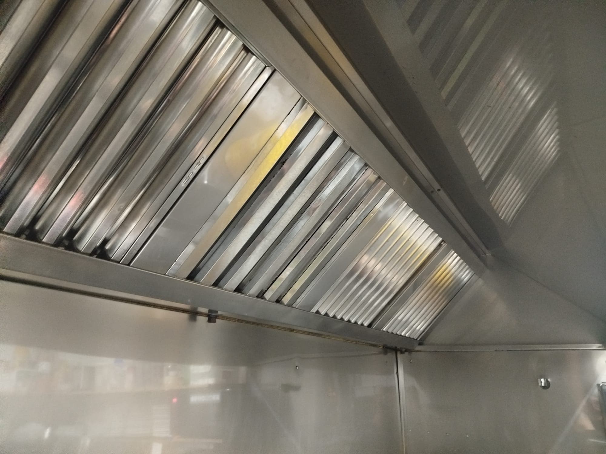 Campana y filtros de una cocina profesional después de la limpieza