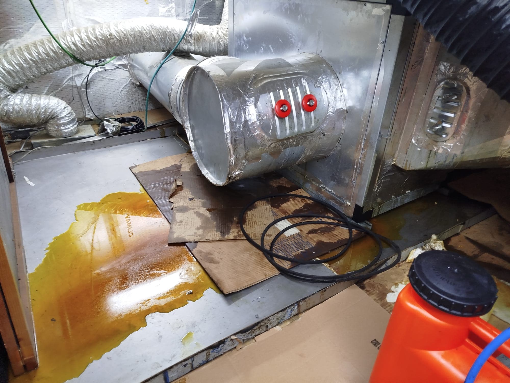 Sistema de extracción antes de la limpieza, con grasa acumulada
