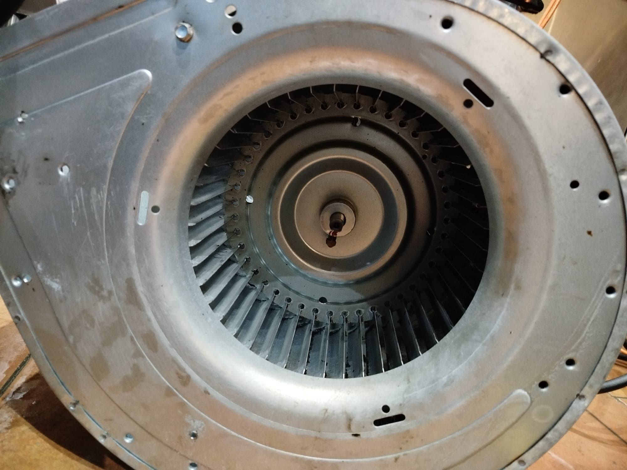 Extractor centrífugo desmontado para su mantenimiento