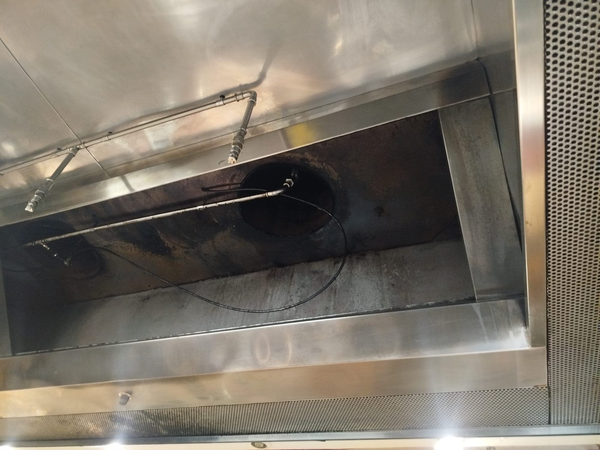 Interior de campana extractora durante una intervención de limpieza